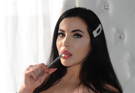 Korina Kova has over 1.4 million followers on Instagram which she has earned by uploading awesome images and short videos. Like Korina Kova, Victoria Rozmajzl and Gabriella Annalisa are popular Instagram stars from the United States.
